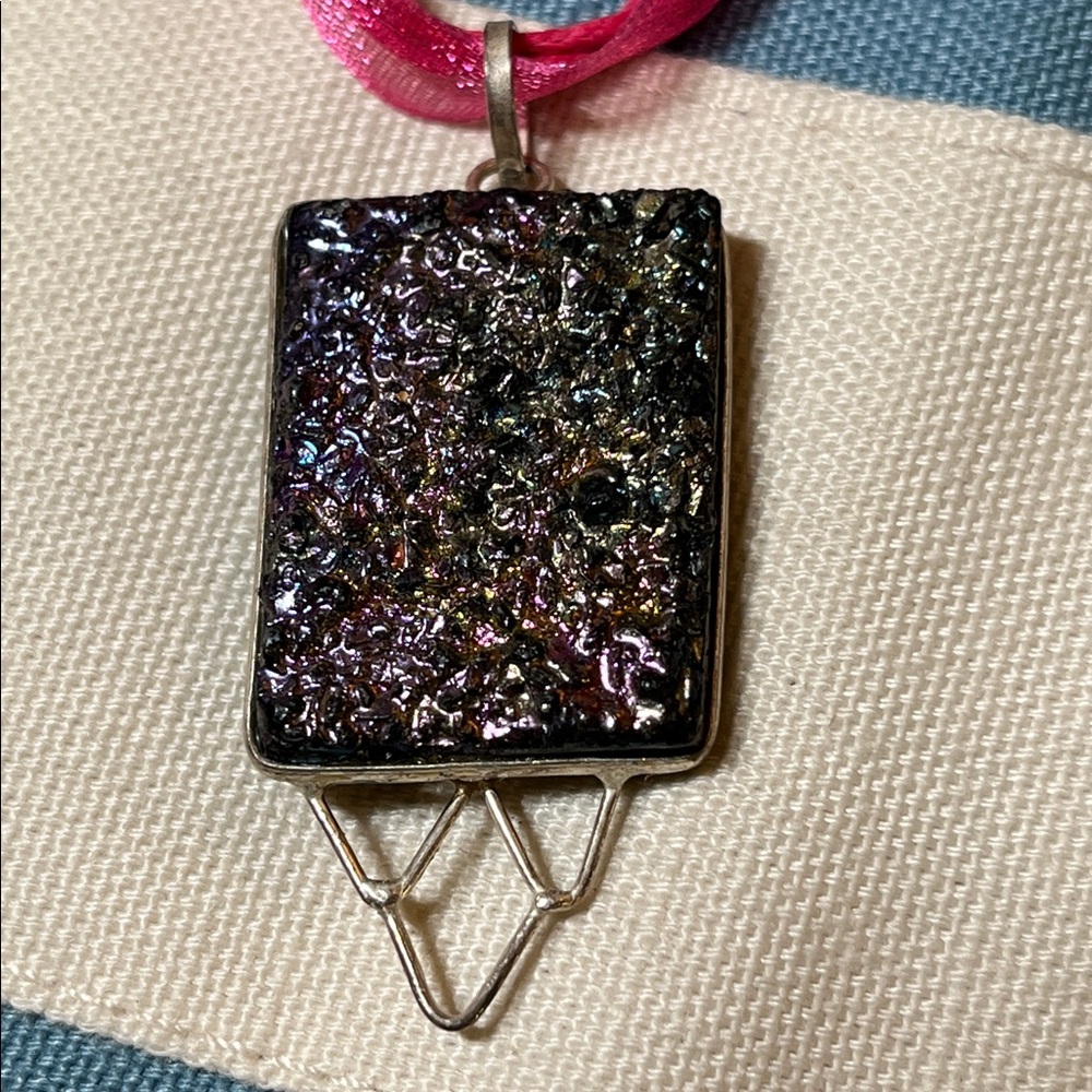 Artisan druzy style pendant on pink ribbon necklace - Picture 6 of 10
